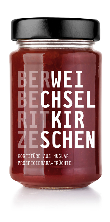 Glas mit Weichselkirschenkonfitüre